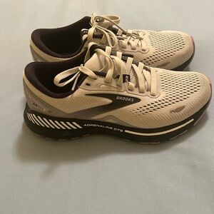 size 6 Brooks Adrenaline GTS 23